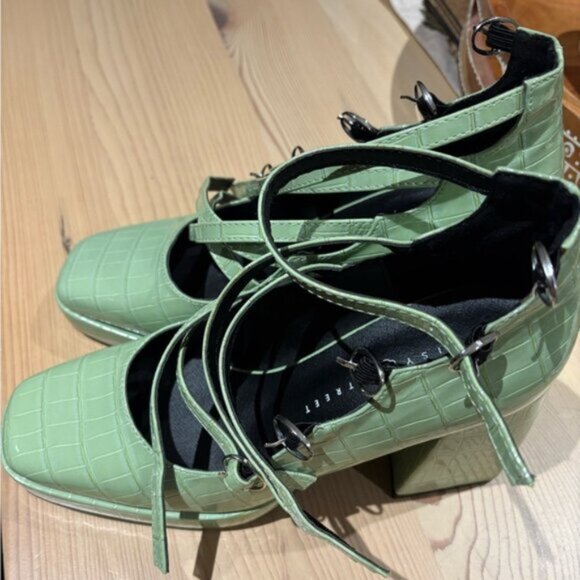Daisy Street heeled shoes with strap detailing in sage green vinyl - Picture 11 of 13